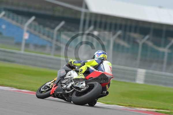 Motorcycle action photographs;Silverstone circuit;Silverstone photographs;Trackday digital images;event digital images;eventdigitalimages;no limits trackday;peter wileman photography;rockingham towcester northamptonshire;trackday;trackday photos