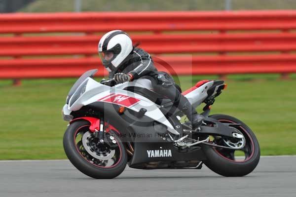 Motorcycle action photographs;Silverstone circuit;Silverstone photographs;Trackday digital images;event digital images;eventdigitalimages;no limits trackday;peter wileman photography;rockingham towcester northamptonshire;trackday;trackday photos