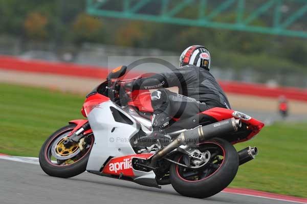 Motorcycle action photographs;Silverstone circuit;Silverstone photographs;Trackday digital images;event digital images;eventdigitalimages;no limits trackday;peter wileman photography;rockingham towcester northamptonshire;trackday;trackday photos