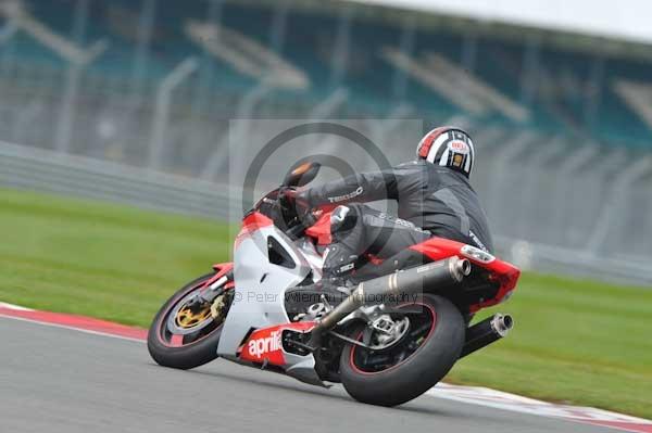 Motorcycle action photographs;Silverstone circuit;Silverstone photographs;Trackday digital images;event digital images;eventdigitalimages;no limits trackday;peter wileman photography;rockingham towcester northamptonshire;trackday;trackday photos