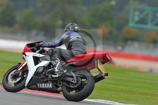 Motorcycle action photographs;Silverstone circuit;Silverstone photographs;Trackday digital images;event digital images;eventdigitalimages;no limits trackday;peter wileman photography;rockingham towcester northamptonshire;trackday;trackday photos