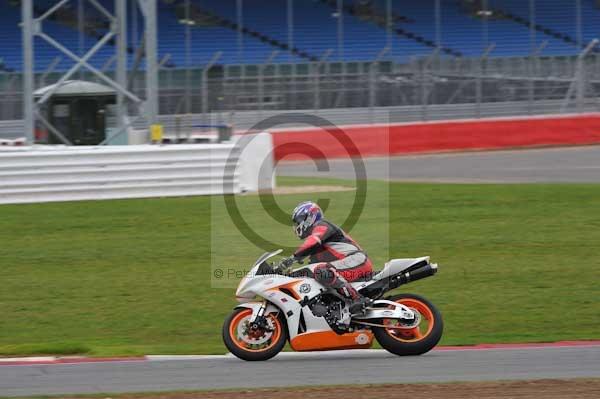 Motorcycle action photographs;Silverstone circuit;Silverstone photographs;Trackday digital images;event digital images;eventdigitalimages;no limits trackday;peter wileman photography;rockingham towcester northamptonshire;trackday;trackday photos