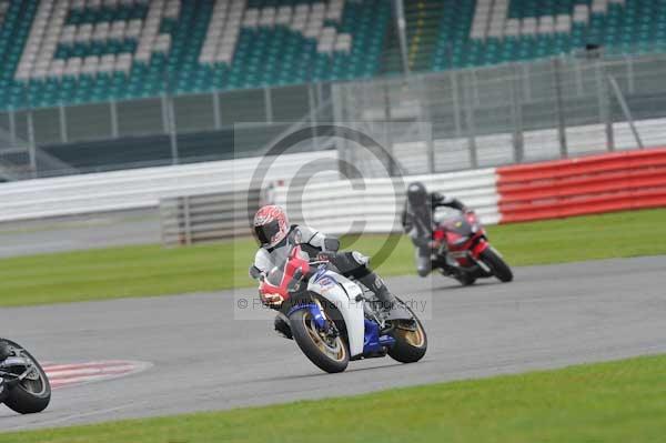 Motorcycle action photographs;Silverstone circuit;Silverstone photographs;Trackday digital images;event digital images;eventdigitalimages;no limits trackday;peter wileman photography;rockingham towcester northamptonshire;trackday;trackday photos
