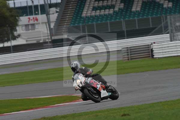 Motorcycle action photographs;Silverstone circuit;Silverstone photographs;Trackday digital images;event digital images;eventdigitalimages;no limits trackday;peter wileman photography;rockingham towcester northamptonshire;trackday;trackday photos