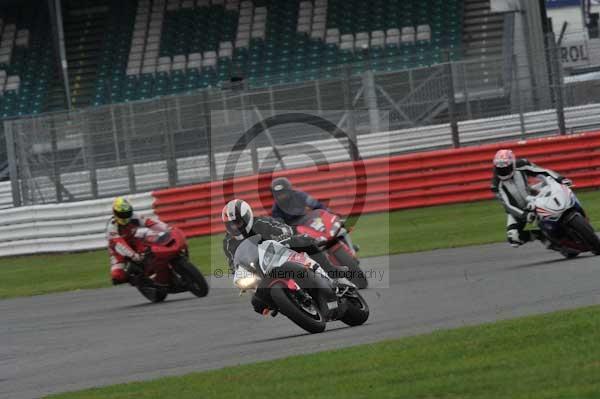 Motorcycle action photographs;Silverstone circuit;Silverstone photographs;Trackday digital images;event digital images;eventdigitalimages;no limits trackday;peter wileman photography;rockingham towcester northamptonshire;trackday;trackday photos