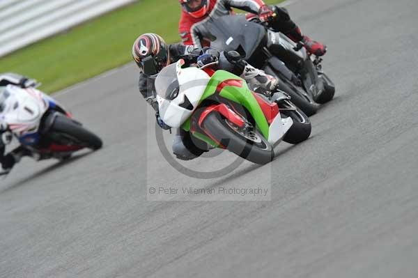Motorcycle action photographs;Silverstone circuit;Silverstone photographs;Trackday digital images;event digital images;eventdigitalimages;no limits trackday;peter wileman photography;rockingham towcester northamptonshire;trackday;trackday photos