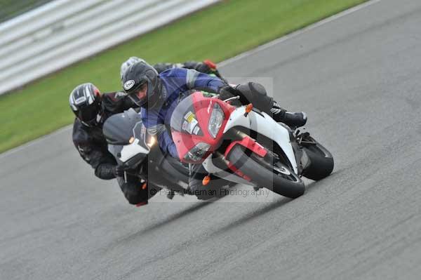 Motorcycle action photographs;Silverstone circuit;Silverstone photographs;Trackday digital images;event digital images;eventdigitalimages;no limits trackday;peter wileman photography;rockingham towcester northamptonshire;trackday;trackday photos