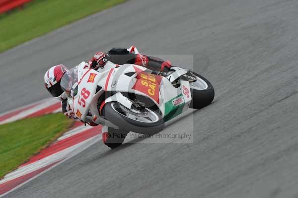 Motorcycle action photographs;Silverstone circuit;Silverstone photographs;Trackday digital images;event digital images;eventdigitalimages;no limits trackday;peter wileman photography;rockingham towcester northamptonshire;trackday;trackday photos