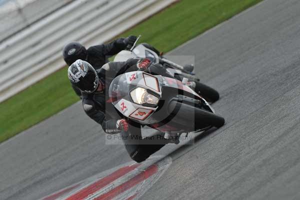 Motorcycle action photographs;Silverstone circuit;Silverstone photographs;Trackday digital images;event digital images;eventdigitalimages;no limits trackday;peter wileman photography;rockingham towcester northamptonshire;trackday;trackday photos