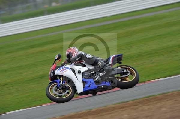 Motorcycle action photographs;Silverstone circuit;Silverstone photographs;Trackday digital images;event digital images;eventdigitalimages;no limits trackday;peter wileman photography;rockingham towcester northamptonshire;trackday;trackday photos