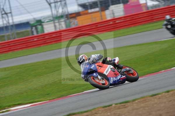 Motorcycle action photographs;Silverstone circuit;Silverstone photographs;Trackday digital images;event digital images;eventdigitalimages;no limits trackday;peter wileman photography;rockingham towcester northamptonshire;trackday;trackday photos
