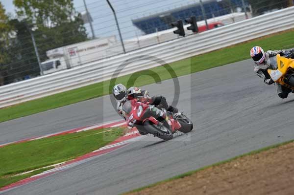 Motorcycle action photographs;Silverstone circuit;Silverstone photographs;Trackday digital images;event digital images;eventdigitalimages;no limits trackday;peter wileman photography;rockingham towcester northamptonshire;trackday;trackday photos