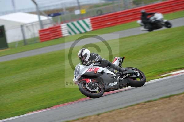 Motorcycle action photographs;Silverstone circuit;Silverstone photographs;Trackday digital images;event digital images;eventdigitalimages;no limits trackday;peter wileman photography;rockingham towcester northamptonshire;trackday;trackday photos
