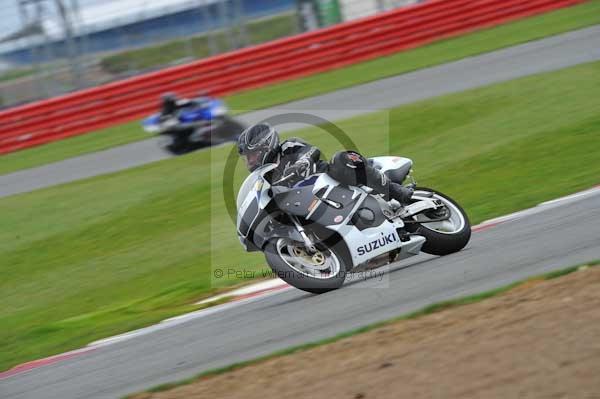 Motorcycle action photographs;Silverstone circuit;Silverstone photographs;Trackday digital images;event digital images;eventdigitalimages;no limits trackday;peter wileman photography;rockingham towcester northamptonshire;trackday;trackday photos