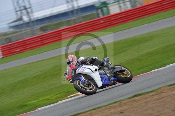 Motorcycle action photographs;Silverstone circuit;Silverstone photographs;Trackday digital images;event digital images;eventdigitalimages;no limits trackday;peter wileman photography;rockingham towcester northamptonshire;trackday;trackday photos
