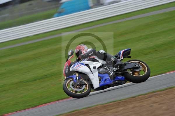 Motorcycle action photographs;Silverstone circuit;Silverstone photographs;Trackday digital images;event digital images;eventdigitalimages;no limits trackday;peter wileman photography;rockingham towcester northamptonshire;trackday;trackday photos
