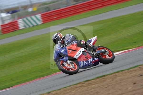 Motorcycle action photographs;Silverstone circuit;Silverstone photographs;Trackday digital images;event digital images;eventdigitalimages;no limits trackday;peter wileman photography;rockingham towcester northamptonshire;trackday;trackday photos