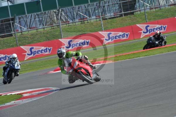 Motorcycle action photographs;Silverstone circuit;Silverstone photographs;Trackday digital images;event digital images;eventdigitalimages;no limits trackday;peter wileman photography;rockingham towcester northamptonshire;trackday;trackday photos