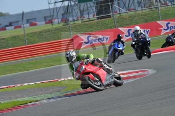 Motorcycle action photographs;Silverstone circuit;Silverstone photographs;Trackday digital images;event digital images;eventdigitalimages;no limits trackday;peter wileman photography;rockingham towcester northamptonshire;trackday;trackday photos