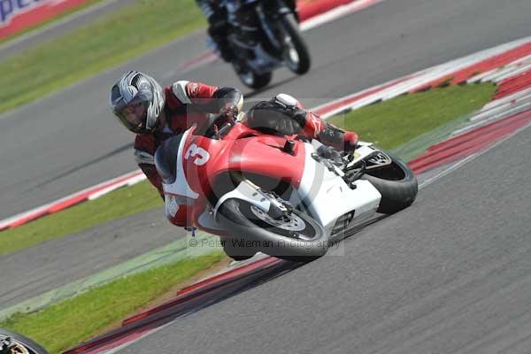 Motorcycle action photographs;Silverstone circuit;Silverstone photographs;Trackday digital images;event digital images;eventdigitalimages;no limits trackday;peter wileman photography;rockingham towcester northamptonshire;trackday;trackday photos