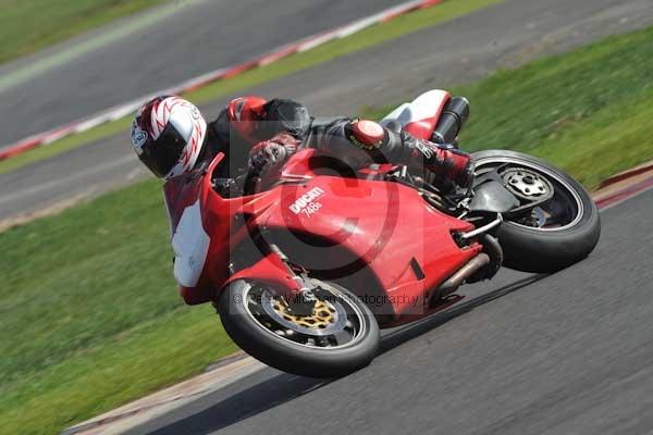 Motorcycle action photographs;Silverstone circuit;Silverstone photographs;Trackday digital images;event digital images;eventdigitalimages;no limits trackday;peter wileman photography;rockingham towcester northamptonshire;trackday;trackday photos