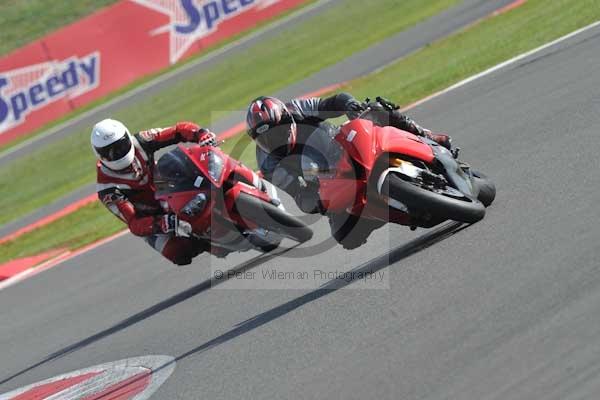 Motorcycle action photographs;Silverstone circuit;Silverstone photographs;Trackday digital images;event digital images;eventdigitalimages;no limits trackday;peter wileman photography;rockingham towcester northamptonshire;trackday;trackday photos