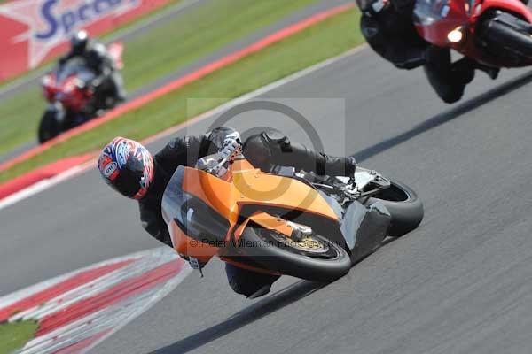 Motorcycle action photographs;Silverstone circuit;Silverstone photographs;Trackday digital images;event digital images;eventdigitalimages;no limits trackday;peter wileman photography;rockingham towcester northamptonshire;trackday;trackday photos