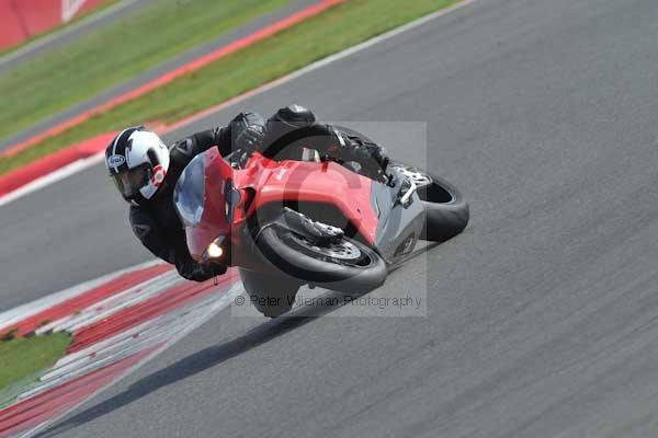 Motorcycle action photographs;Silverstone circuit;Silverstone photographs;Trackday digital images;event digital images;eventdigitalimages;no limits trackday;peter wileman photography;rockingham towcester northamptonshire;trackday;trackday photos