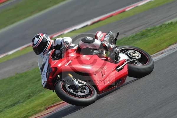 Motorcycle action photographs;Silverstone circuit;Silverstone photographs;Trackday digital images;event digital images;eventdigitalimages;no limits trackday;peter wileman photography;rockingham towcester northamptonshire;trackday;trackday photos
