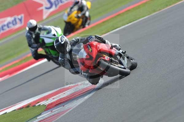 Motorcycle action photographs;Silverstone circuit;Silverstone photographs;Trackday digital images;event digital images;eventdigitalimages;no limits trackday;peter wileman photography;rockingham towcester northamptonshire;trackday;trackday photos