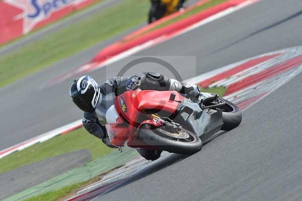 Motorcycle action photographs;Silverstone circuit;Silverstone photographs;Trackday digital images;event digital images;eventdigitalimages;no limits trackday;peter wileman photography;rockingham towcester northamptonshire;trackday;trackday photos