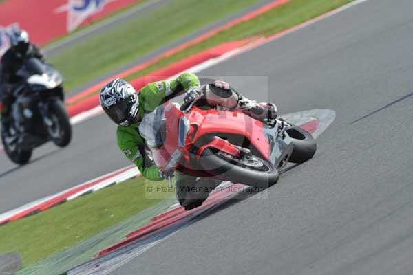 Motorcycle action photographs;Silverstone circuit;Silverstone photographs;Trackday digital images;event digital images;eventdigitalimages;no limits trackday;peter wileman photography;rockingham towcester northamptonshire;trackday;trackday photos