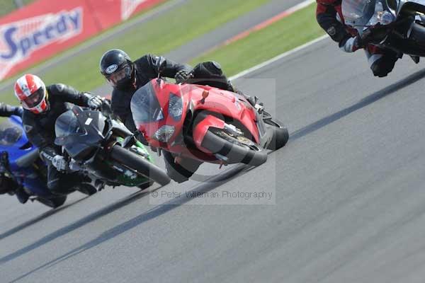 Motorcycle action photographs;Silverstone circuit;Silverstone photographs;Trackday digital images;event digital images;eventdigitalimages;no limits trackday;peter wileman photography;rockingham towcester northamptonshire;trackday;trackday photos