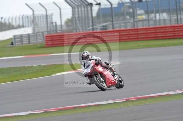 Motorcycle action photographs;Silverstone circuit;Silverstone photographs;Trackday digital images;event digital images;eventdigitalimages;no limits trackday;peter wileman photography;rockingham towcester northamptonshire;trackday;trackday photos