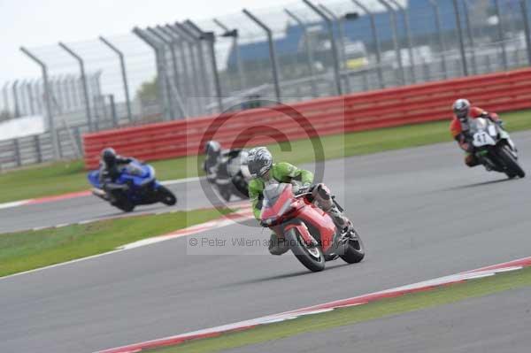 Motorcycle action photographs;Silverstone circuit;Silverstone photographs;Trackday digital images;event digital images;eventdigitalimages;no limits trackday;peter wileman photography;rockingham towcester northamptonshire;trackday;trackday photos