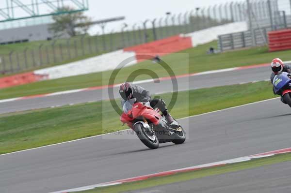 Motorcycle action photographs;Silverstone circuit;Silverstone photographs;Trackday digital images;event digital images;eventdigitalimages;no limits trackday;peter wileman photography;rockingham towcester northamptonshire;trackday;trackday photos