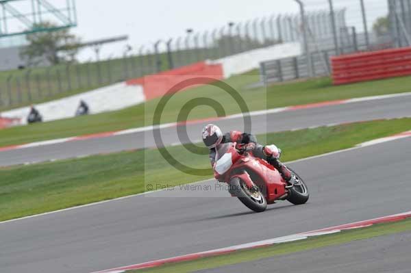 Motorcycle action photographs;Silverstone circuit;Silverstone photographs;Trackday digital images;event digital images;eventdigitalimages;no limits trackday;peter wileman photography;rockingham towcester northamptonshire;trackday;trackday photos