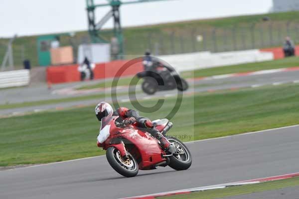 Motorcycle action photographs;Silverstone circuit;Silverstone photographs;Trackday digital images;event digital images;eventdigitalimages;no limits trackday;peter wileman photography;rockingham towcester northamptonshire;trackday;trackday photos