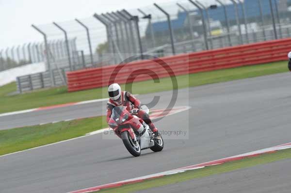 Motorcycle action photographs;Silverstone circuit;Silverstone photographs;Trackday digital images;event digital images;eventdigitalimages;no limits trackday;peter wileman photography;rockingham towcester northamptonshire;trackday;trackday photos