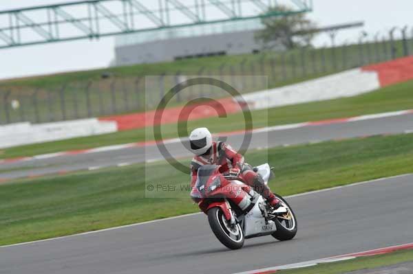 Motorcycle action photographs;Silverstone circuit;Silverstone photographs;Trackday digital images;event digital images;eventdigitalimages;no limits trackday;peter wileman photography;rockingham towcester northamptonshire;trackday;trackday photos