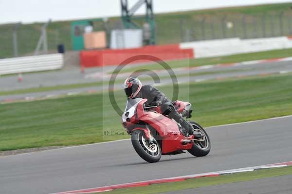Motorcycle action photographs;Silverstone circuit;Silverstone photographs;Trackday digital images;event digital images;eventdigitalimages;no limits trackday;peter wileman photography;rockingham towcester northamptonshire;trackday;trackday photos