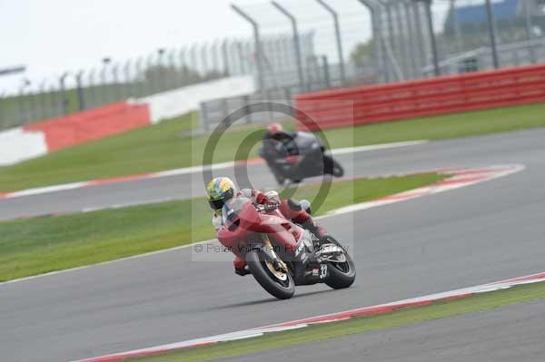 Motorcycle action photographs;Silverstone circuit;Silverstone photographs;Trackday digital images;event digital images;eventdigitalimages;no limits trackday;peter wileman photography;rockingham towcester northamptonshire;trackday;trackday photos