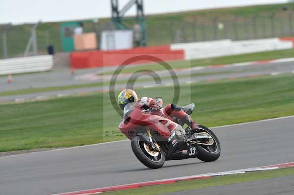 Motorcycle action photographs;Silverstone circuit;Silverstone photographs;Trackday digital images;event digital images;eventdigitalimages;no limits trackday;peter wileman photography;rockingham towcester northamptonshire;trackday;trackday photos