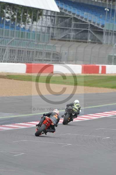 Motorcycle action photographs;Silverstone circuit;Silverstone photographs;Trackday digital images;event digital images;eventdigitalimages;no limits trackday;peter wileman photography;rockingham towcester northamptonshire;trackday;trackday photos
