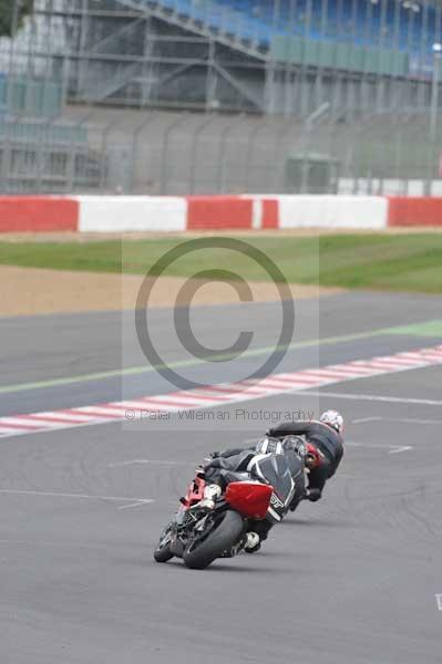 Motorcycle action photographs;Silverstone circuit;Silverstone photographs;Trackday digital images;event digital images;eventdigitalimages;no limits trackday;peter wileman photography;rockingham towcester northamptonshire;trackday;trackday photos