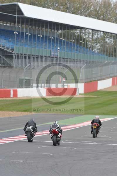Motorcycle action photographs;Silverstone circuit;Silverstone photographs;Trackday digital images;event digital images;eventdigitalimages;no limits trackday;peter wileman photography;rockingham towcester northamptonshire;trackday;trackday photos