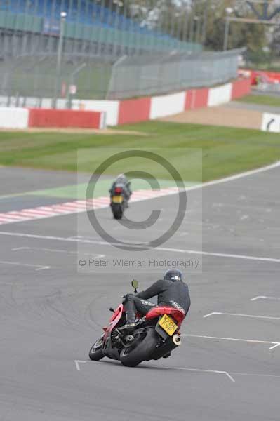 Motorcycle action photographs;Silverstone circuit;Silverstone photographs;Trackday digital images;event digital images;eventdigitalimages;no limits trackday;peter wileman photography;rockingham towcester northamptonshire;trackday;trackday photos