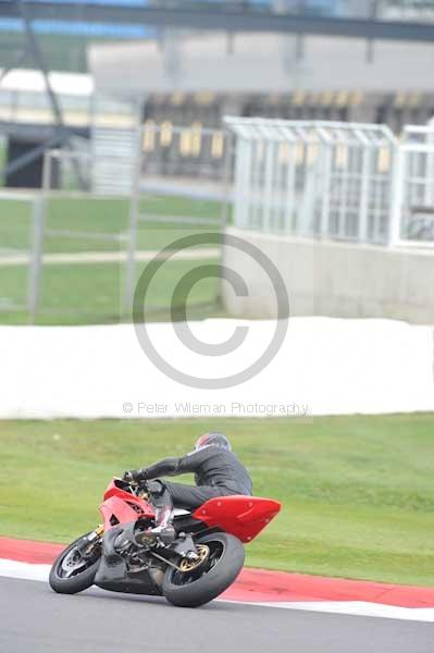 Motorcycle action photographs;Silverstone circuit;Silverstone photographs;Trackday digital images;event digital images;eventdigitalimages;no limits trackday;peter wileman photography;rockingham towcester northamptonshire;trackday;trackday photos