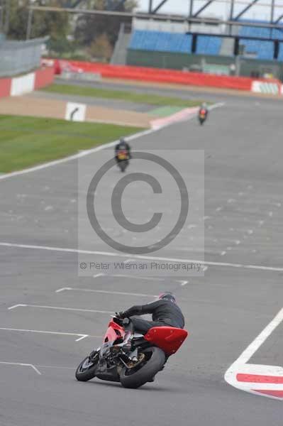 Motorcycle action photographs;Silverstone circuit;Silverstone photographs;Trackday digital images;event digital images;eventdigitalimages;no limits trackday;peter wileman photography;rockingham towcester northamptonshire;trackday;trackday photos