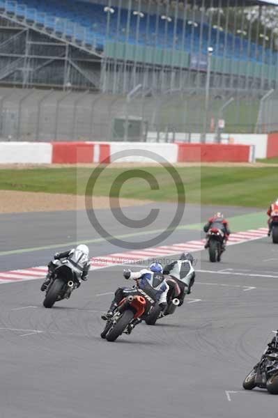Motorcycle action photographs;Silverstone circuit;Silverstone photographs;Trackday digital images;event digital images;eventdigitalimages;no limits trackday;peter wileman photography;rockingham towcester northamptonshire;trackday;trackday photos
